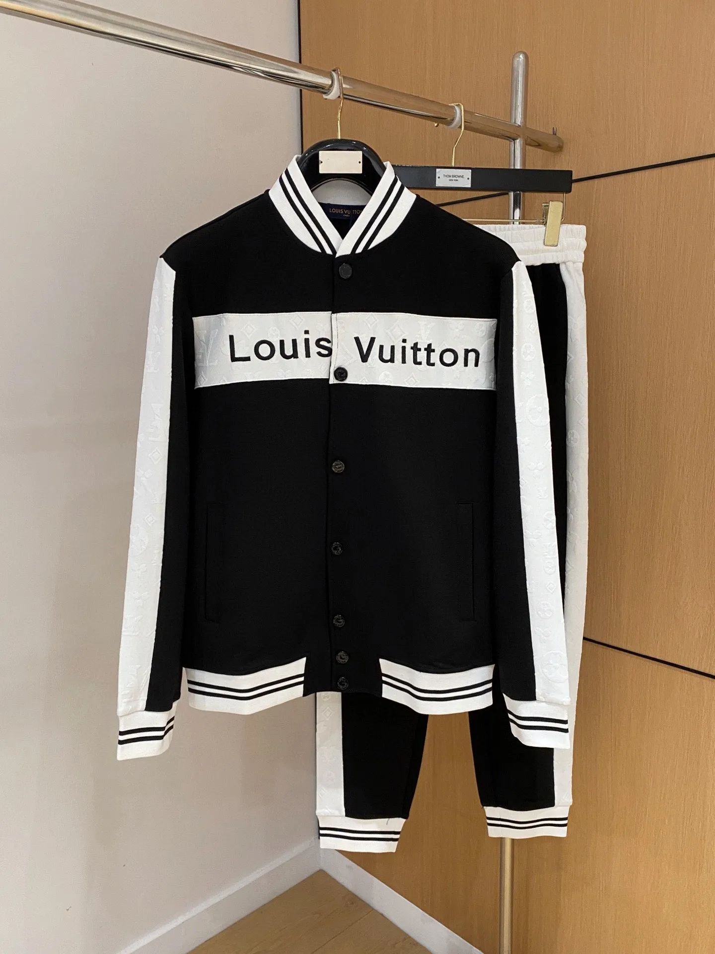 🅿️720 [LV Louis Vuitton] hot-selling suit is coming. Focus on the original version of the official website. 2025 new hot-selling cardigan and sweatshirt suit. The original order is the best. 🇭🇰The meticulous work of top designers. It has a fitting and perfect upper body effect. All-natural high-quality Tencel Roman cotton 100%, close-fitting comfort, noble and elegant! Original hardware embodies elegance and nobility! Counter size: M-3XL (maximum wear up to 190 pounds)